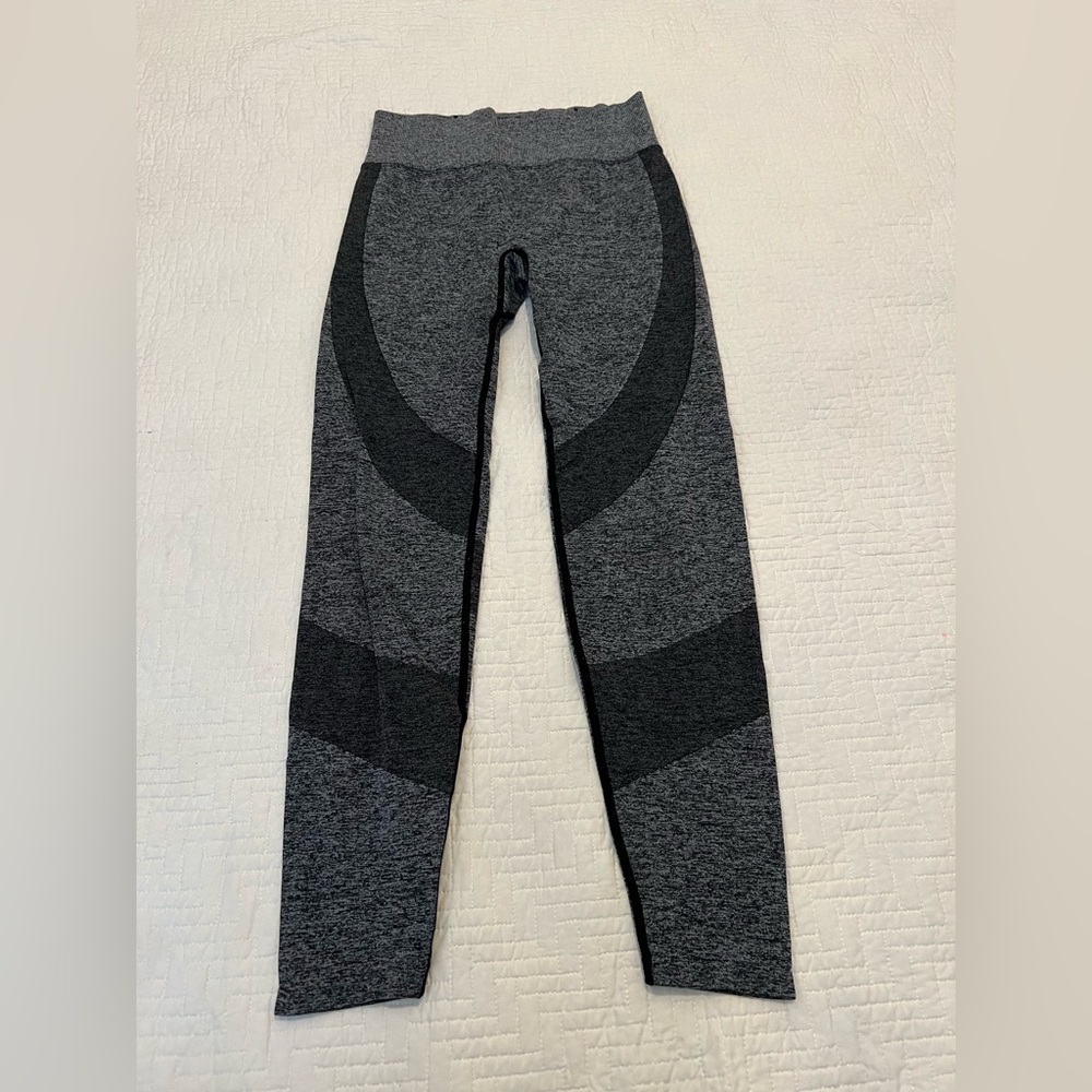 PINK Victoria’s Secret Seamless Gray Black Leggings Size S